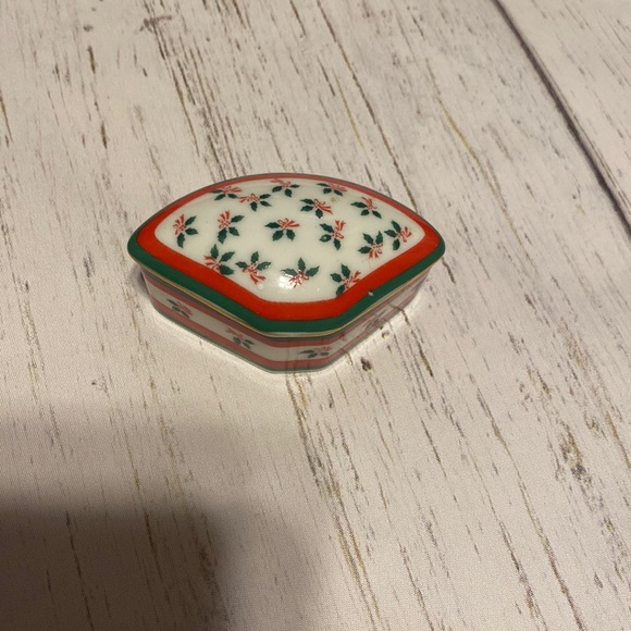 VINTAGE LEFTON JAPAN TRINKET BOX LEFTON CHRISTMAS HOLLY BOX LEFTON 2385 - Picture 1 of 8